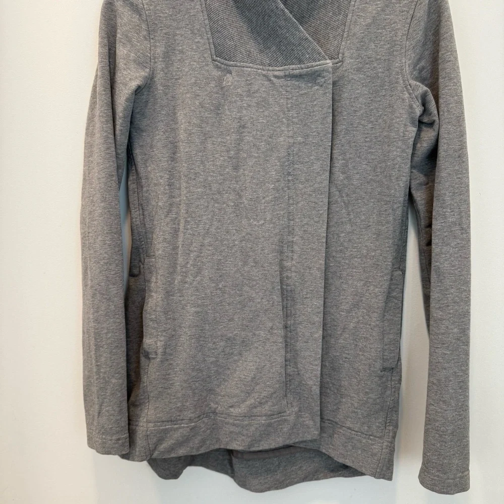 LULULEMON gray Belle 2-Snap wrap sweatshirt Jacket size 2